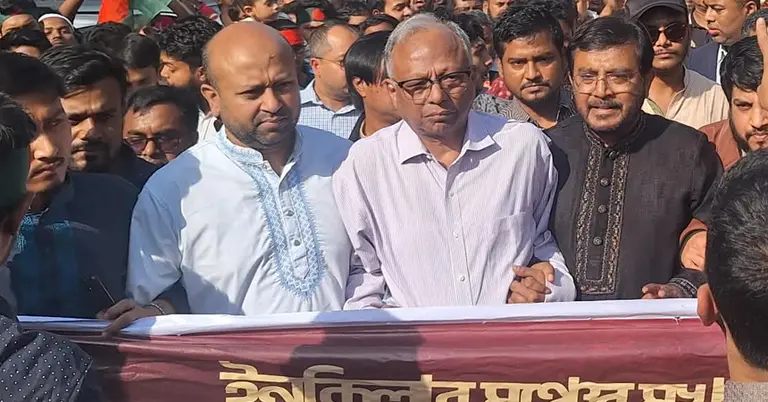 ইনকিলাব মঞ্চের মুখপাত্রের ওপর হামলা: ৪৮ ঘণ্টার মধ্যে গ্রেপ্তারের দাবি, ১৫ ডিসেম্বর কর্মসূচির ঘোষণা