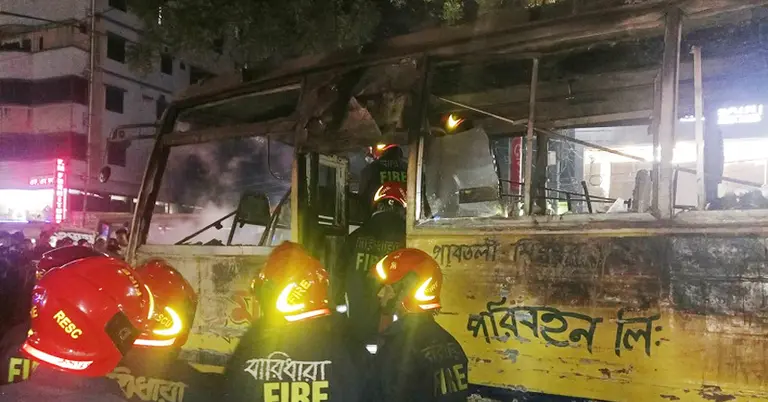 উত্তর বাড্ডায় চলন্ত বাসে অগ্নিসংযোগ, অল্পের জন্য বড় দুর্ঘটনা এড়ানো