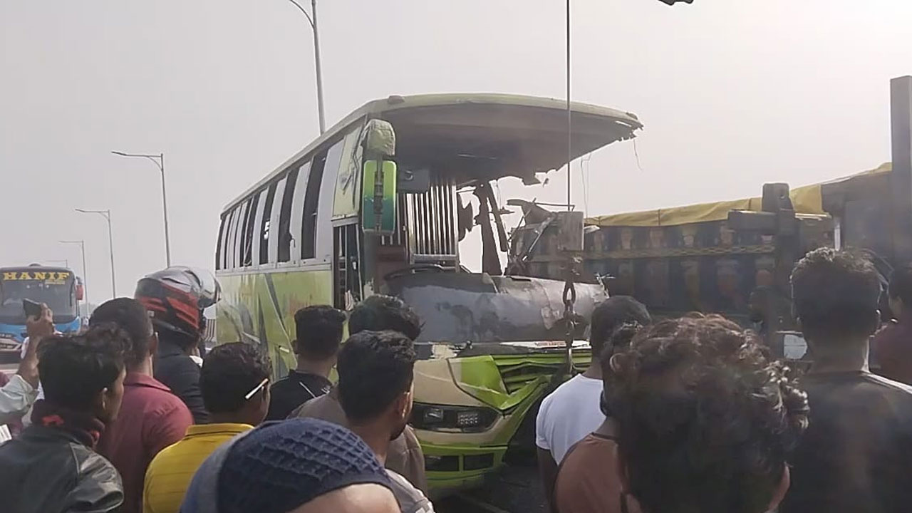 মাদারীপুরে যাত্রীবাহী বাস-ট্রাক সংঘর্ষে তিনজন নিহত