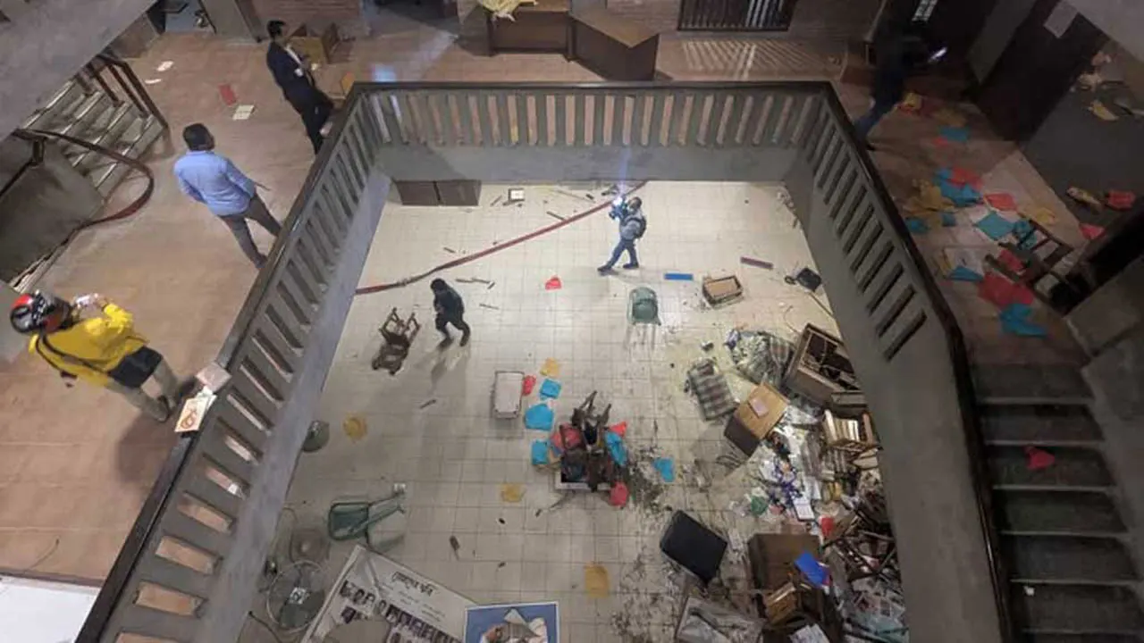 ধানমন্ডিতে ছায়ানট ভবনে হামলা ও অগ্নিসংযোগ