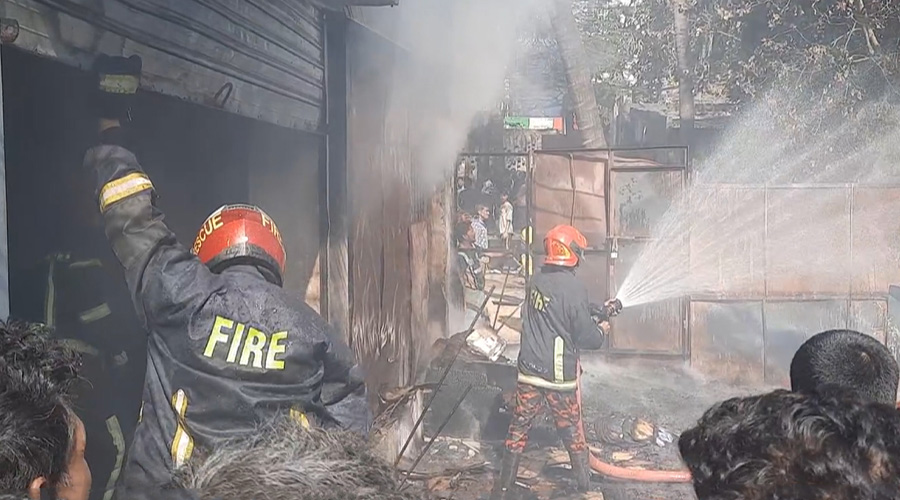 চট্টগ্রামের  চকবাজারের তেলিপট্টি এলাকায় বহুতল মার্কেটে অগ্নিকাণ্ড