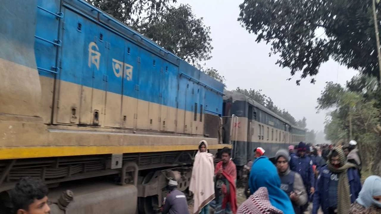 ময়মনসিংহে রেলপথে ঢাকাগামী অগ্নিবীণা এক্সপ্রেসের দুটি বগি লাইনচ্যুত