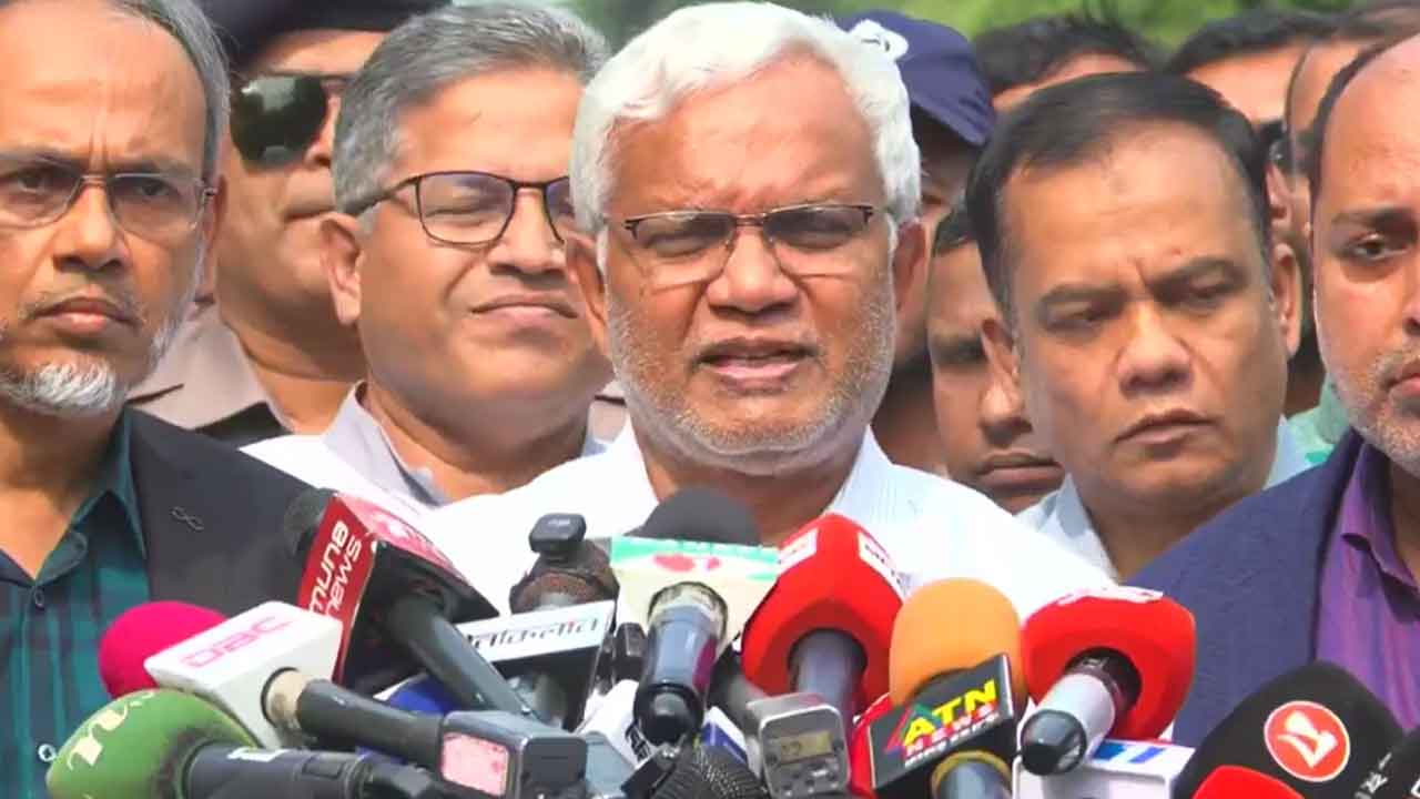 খালেদা জিয়ার স্বাস্থ্যসেবা অব্যাহত, দেশে-বিদেশে চিকিৎসক তদারকি করছেন