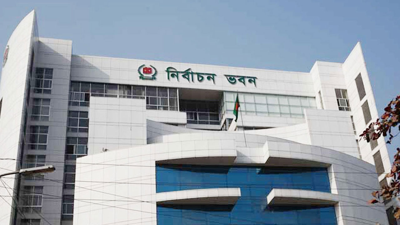 নির্বাচন কমিশনের জ্যেষ্ঠ সচিবের আচরণে ক্ষোভ, দাবি বাস্তবায়নে জরুরি সিদ্ধান্ত অ্যাসোসিয়েশনের