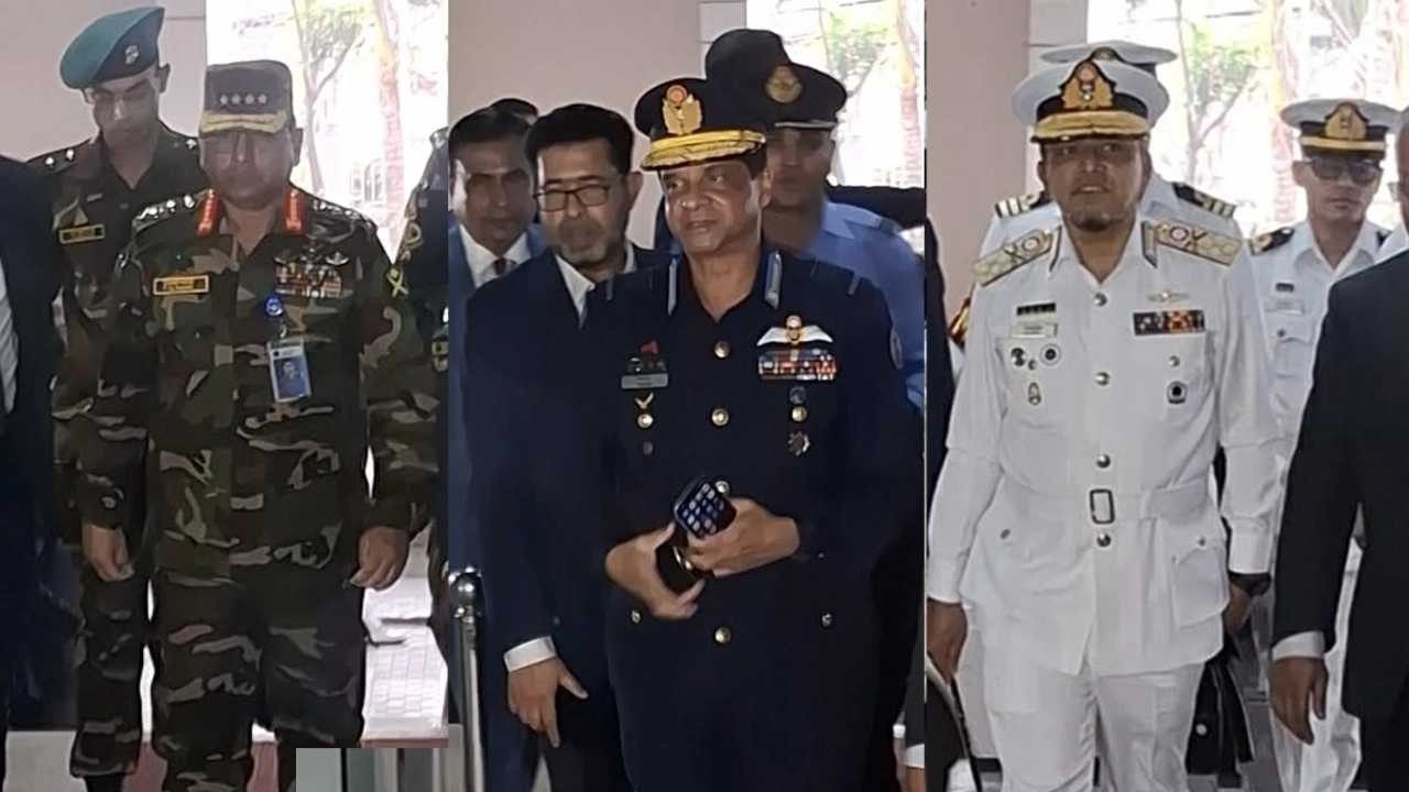 সেনা, নৌ ও বিমান বাহিনী প্রধানদের সঙ্গে সিইসির বৈঠক শুরু