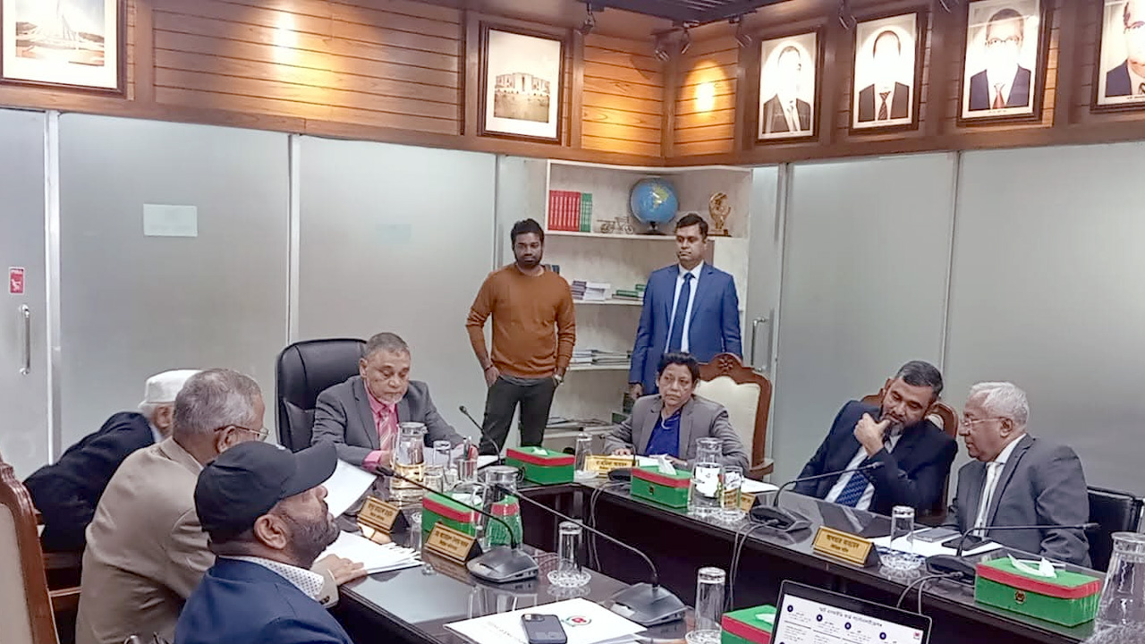 আসন্ন জাতীয় সংসদ নির্বাচন ও গণভোট প্রস্তুতি পর্যালোচনায় নির্বাচন কমিশনের বৈঠক