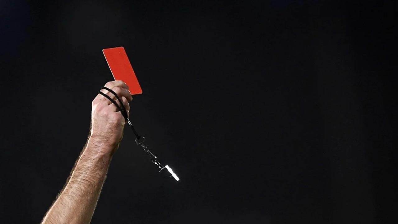 অস্বাভাবিক পরিস্থিতিতে টানেলেই লাল কার্ড দেখে মাঠছুটি এফসি গোয়ার অধিনায়ক