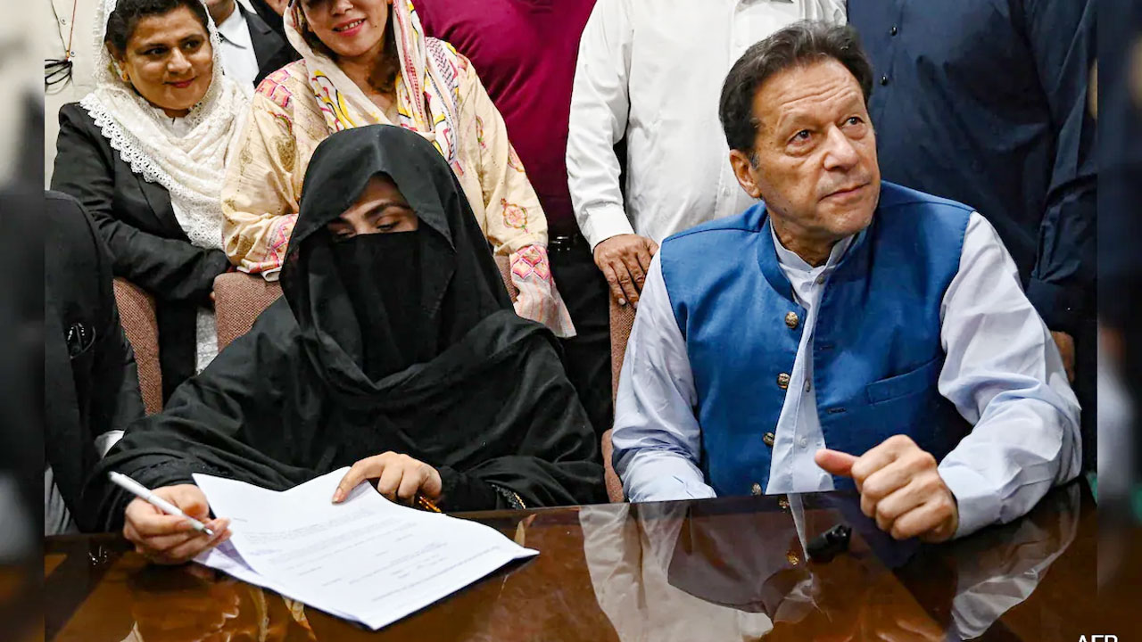 তোশাখানা দুর্নীতি মামলায় ইমরান খান ও বুশরা বিবির ১৭ বছরের কারাদণ্ড