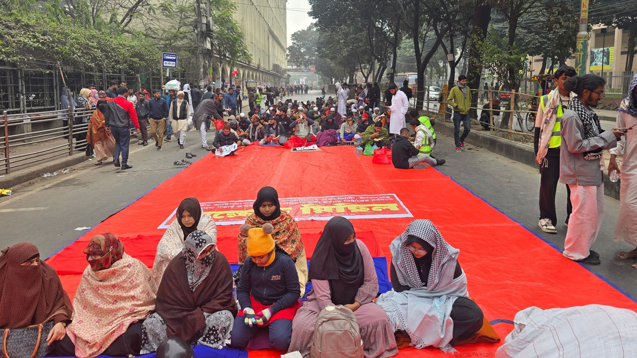 শহীদ ওসমান হাদির কবর জিয়ারত শাহবাগ মোড় ছেড়ে দিল ইনকিলাব মঞ্চ