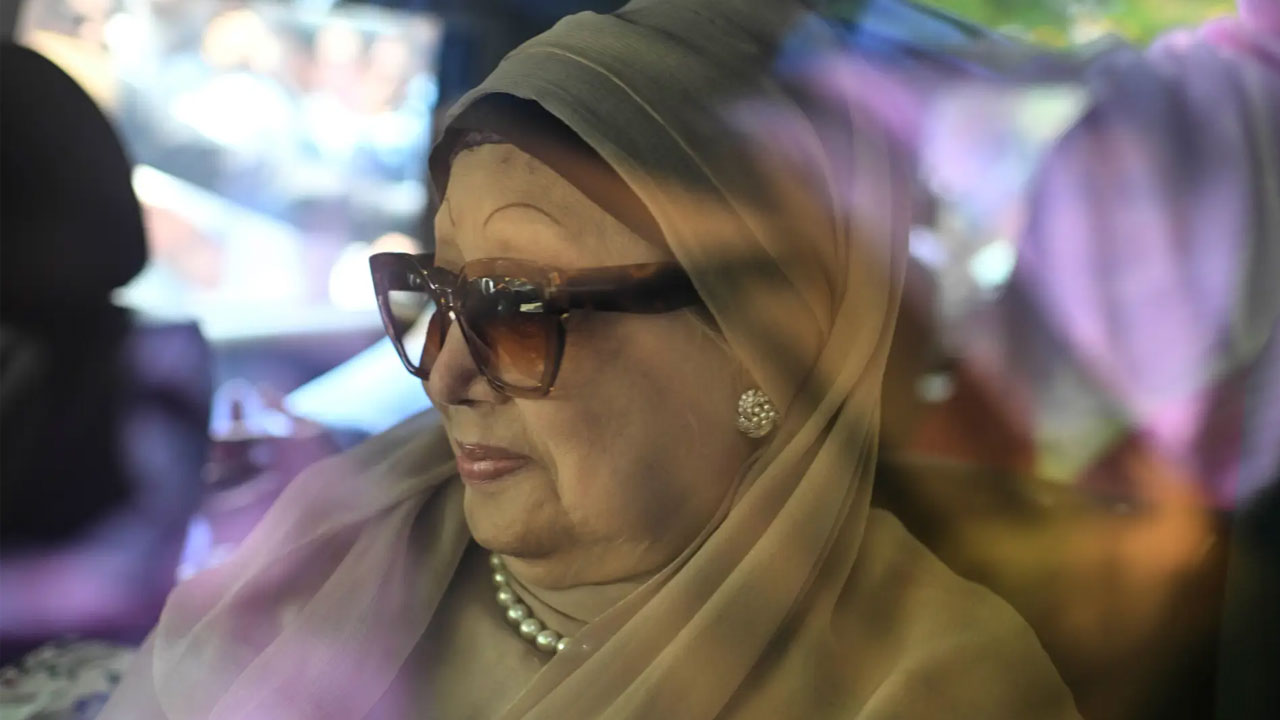 খালেদা জিয়ার শারীরিক অবস্থা পর্যবেক্ষণে ঢাকায় যুক্তরাজ্যের বিশেষজ্ঞ চিকিৎসক