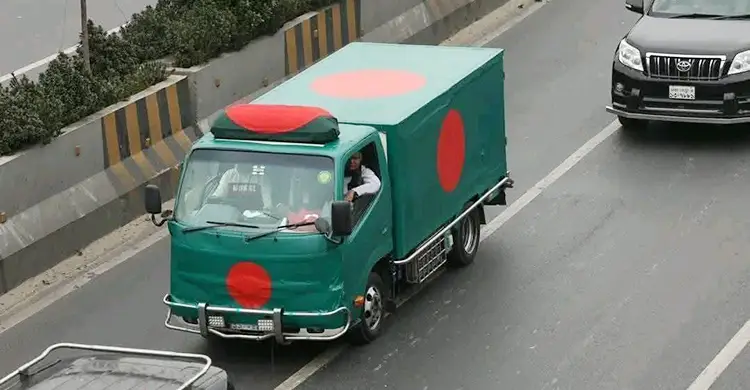 বেগম খালেদা জিয়ার মরদেহ জানাজার জন্য মানিক মিয়া অ্যাভিনিউয়ে পৌঁছেছে