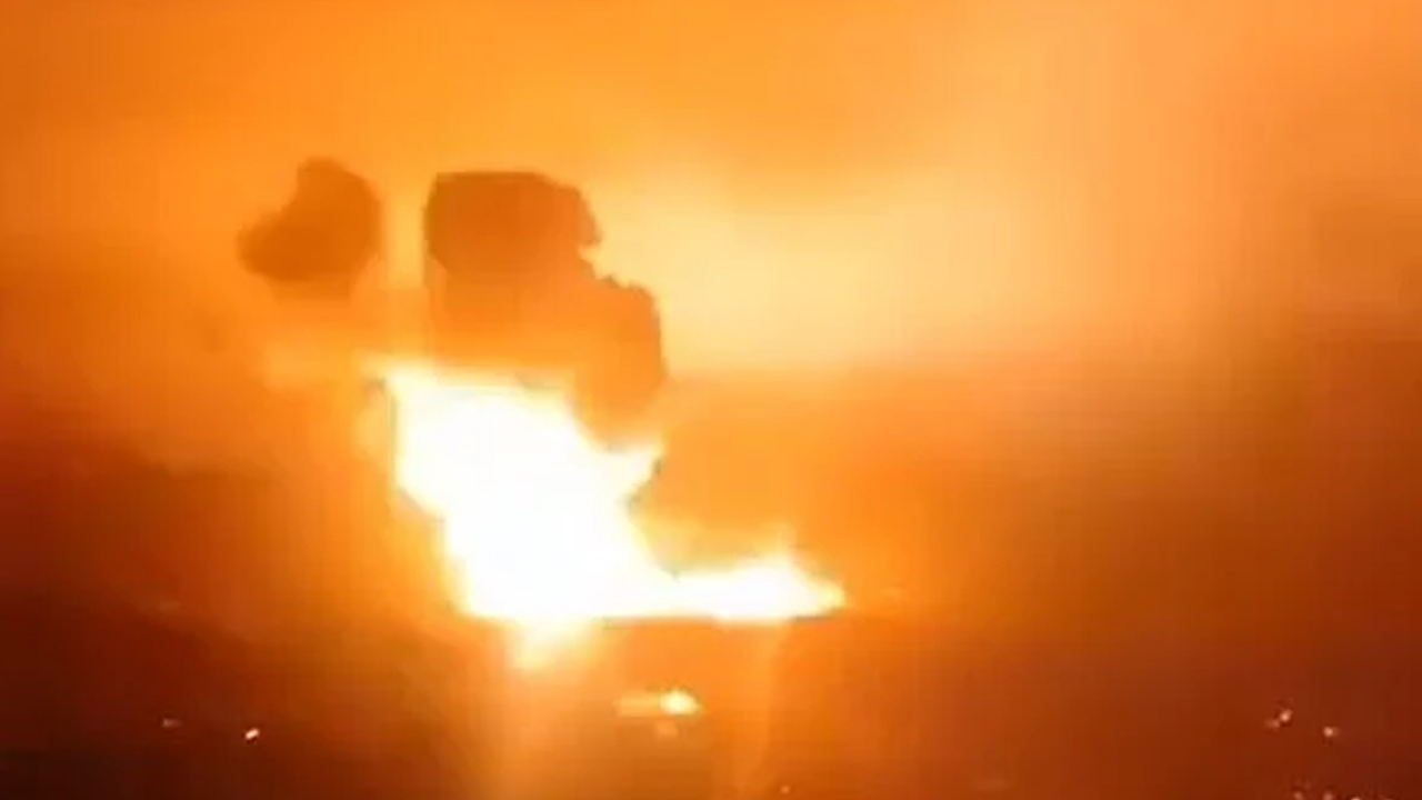 লেবাননের দক্ষিণাঞ্চলে হিজবুল্লাহর স্থাপনায় ইসরায়েলের ব্যাপক বিমান হামলা