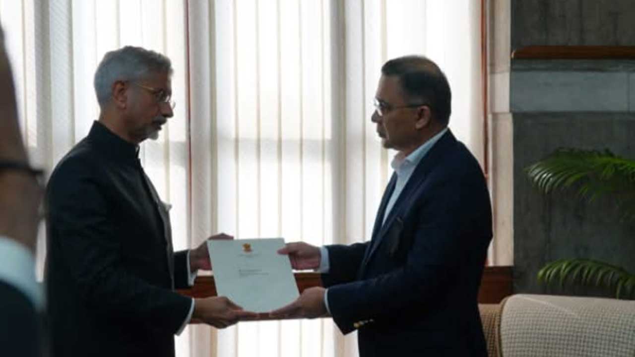 ভারতের পররাষ্ট্রমন্ত্রী এস জয়শঙ্করের তারেক রহমানের হাতে শোকবার্তা হস্তান্তর