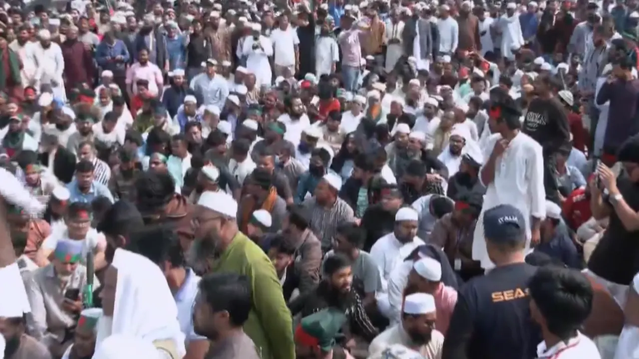 মানিক মিয়া অ্যাভিনিউয়ে জড়ো হচ্ছেন সর্বস্তরের মানুষ