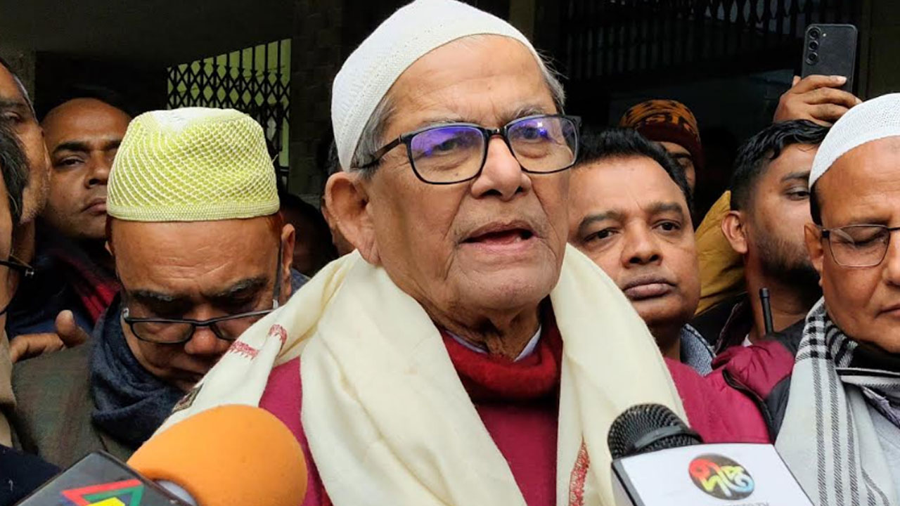 মির্জা ফখরুল ঠাকুরগাঁও-১ আসনে বিএনপির মনোনয়নপত্র জমা দিলেন