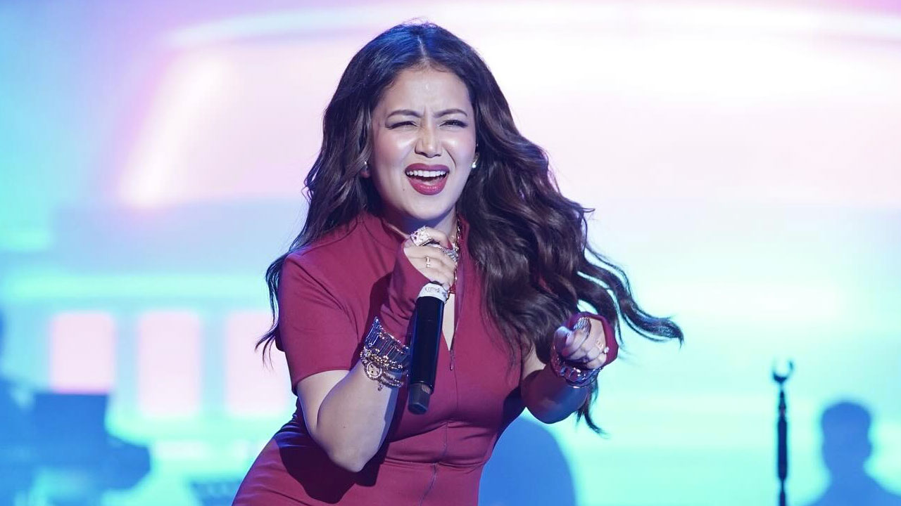 নেহা কক্করের লাইভ পারফরম্যান্স ঘিরে সামাজিক মাধ্যমে বিতর্ক