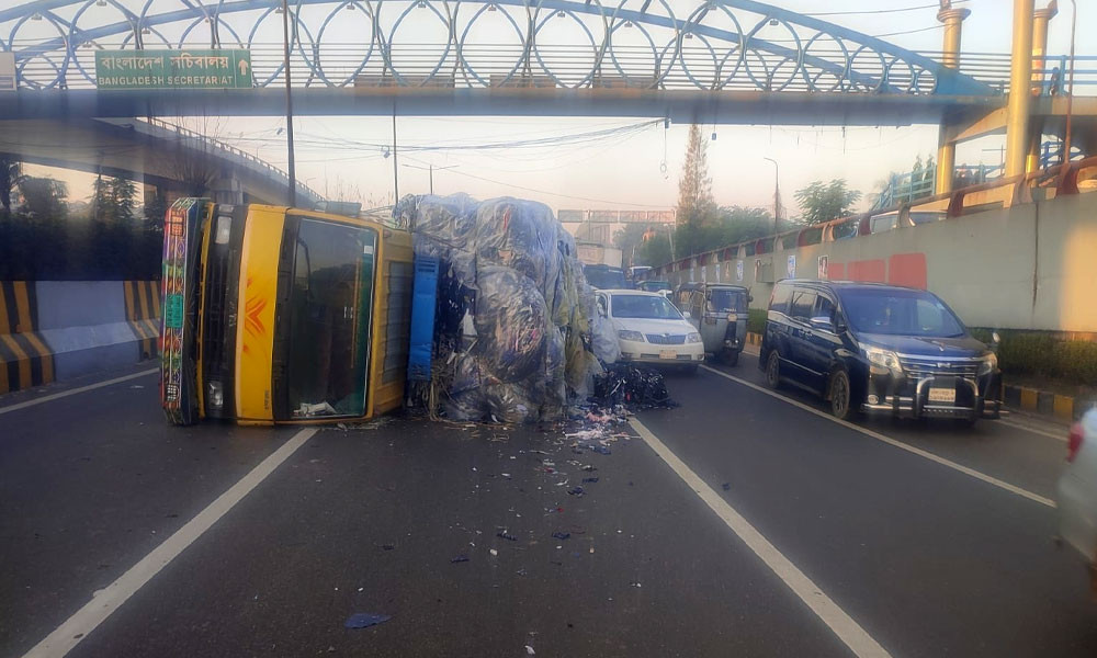 নিকুঞ্জে ট্রাক উল্টে এয়ারপোর্ট রোডে তীব্র যানজট, ভোগান্তিতে যাত্রীরা