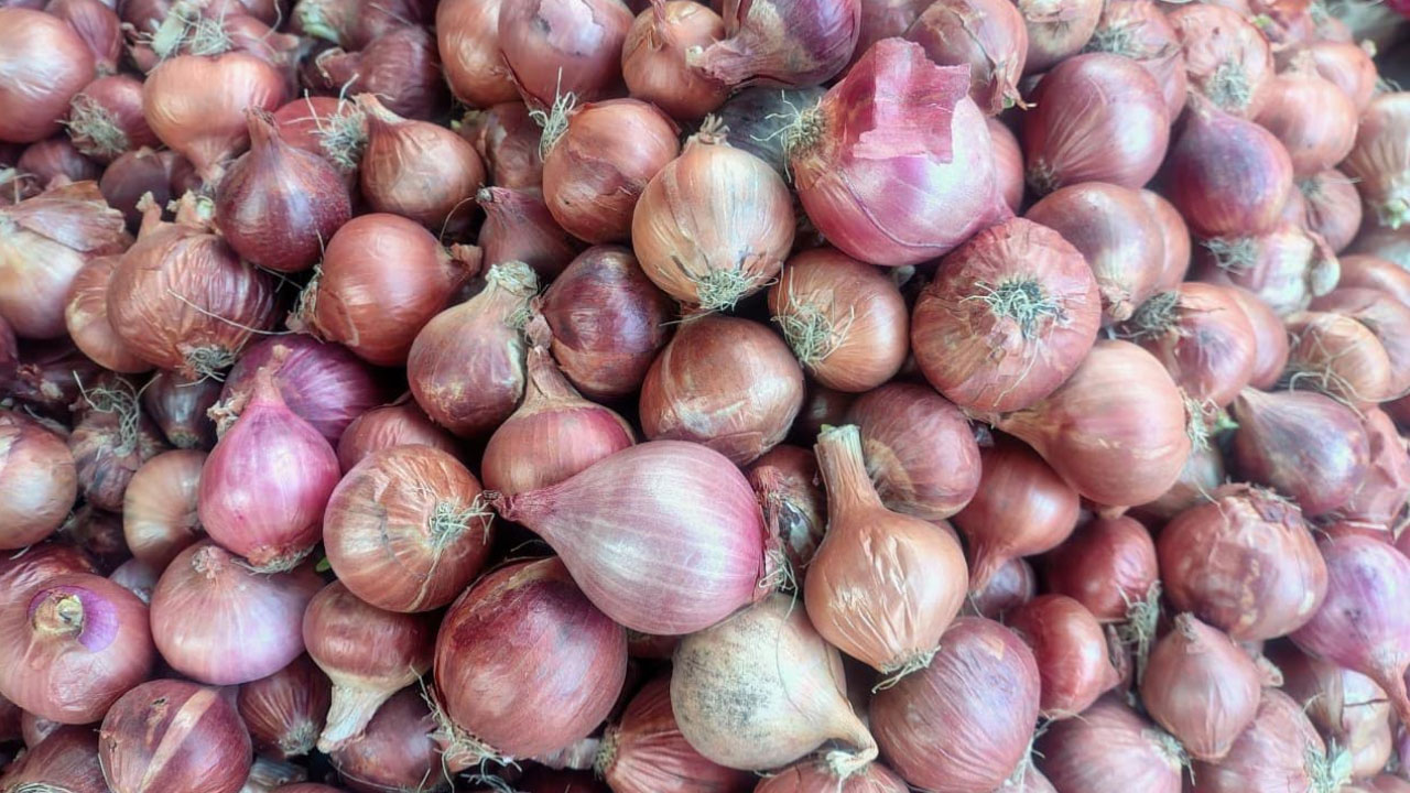 রাজবাড়ীতে পেঁয়াজের বাজারে অস্থিরতা, সরবরাহ ঘাটতিতে ভোক্তাদের চাপ