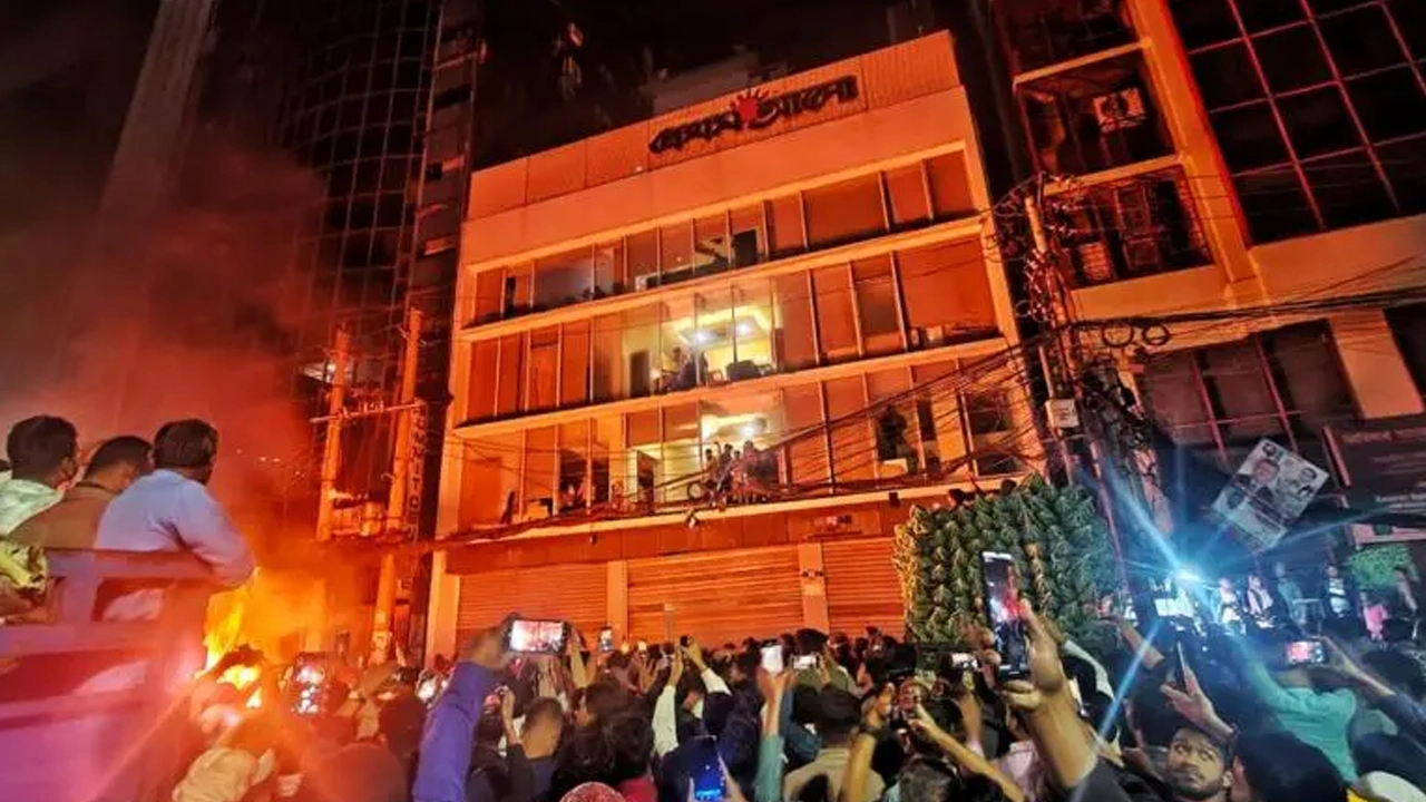 হামলার কারণে প্রথম আলো ও দ্য ডেইলি স্টারের কার্যক্রম বন্ধ