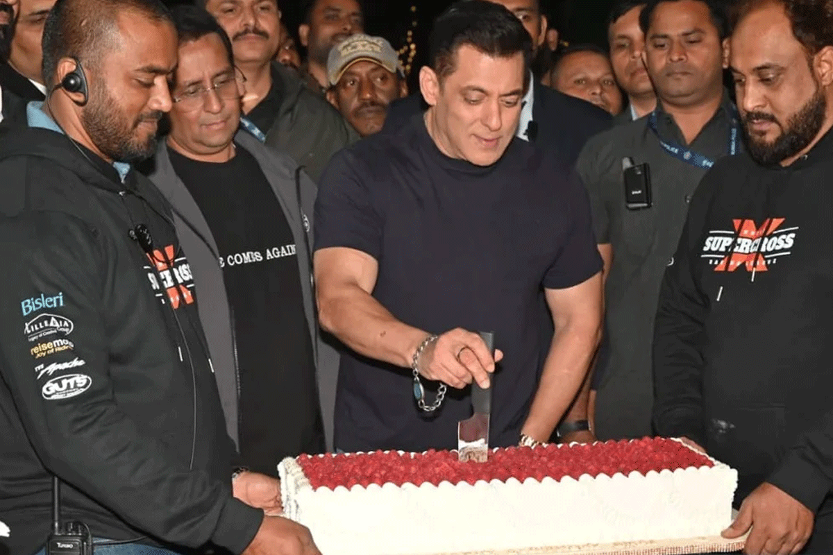 বলিউড মেগাস্টার সালমান খান ষাটে পা দিলেন, নিরাপত্তা ব্যবস্থা জোরদার