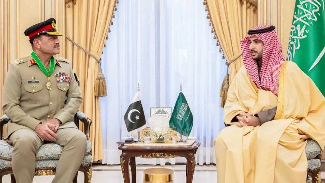 সৌদি আরব সৌজন্যে পাকিস্তান সেনাপ্রধানকে ‘কিং আব্দুল আজিজ মেডেল অব এক্সিলেন্স’ প্রদান