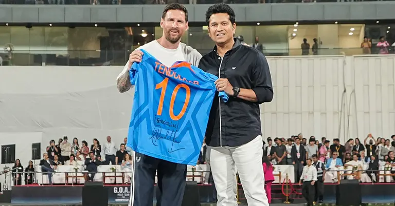 ওয়াংখেড়ে স্টেডিয়ামে শচীন টেন্ডুলকার ও লিওনেল মেসির সাক্ষাৎ, জার্সি উপহারের মাধ্যমে পারস্পরিক সম্মান