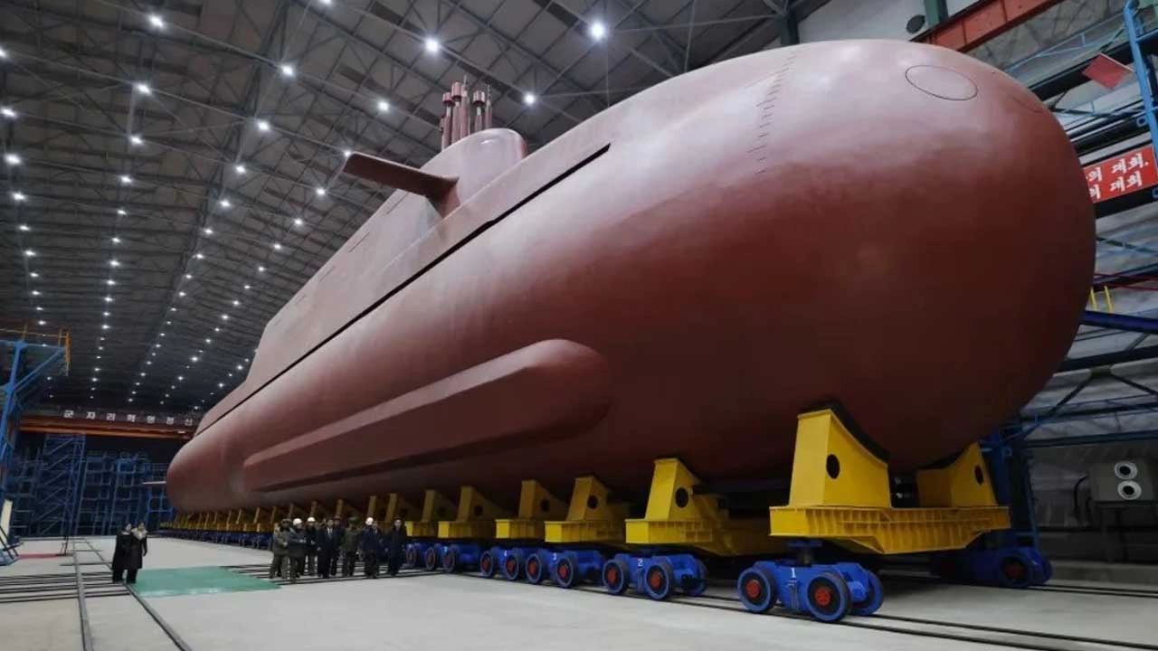 উত্তর কোরিয়ার পারমাণবিক শক্তিচালিত সাবমেরিন প্রকাশ, কিম জং উনের নেতৃত্বে পরিদর্শন
