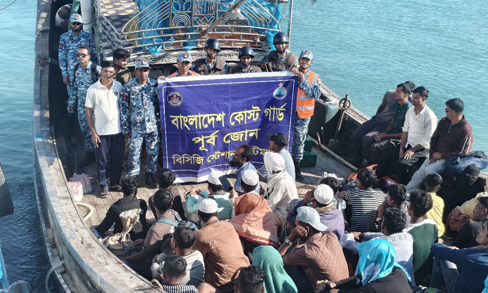 টেকনাফ উপকূলে যাত্রীবাহী বোটের ইঞ্জিন বিকল, কোস্ট গার্ডের দ্রুত অভিযানে ৪৫ যাত্রী উদ্ধার