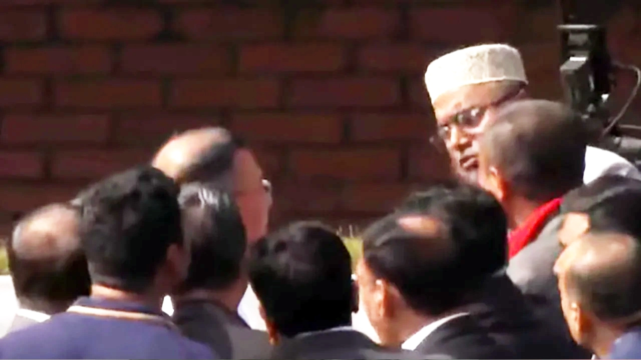 জিয়ারত শেষে হাদির বড় ভাই আবু বকর সিদ্দিকের সঙ্গে কথা বলেন তারেক রহমান