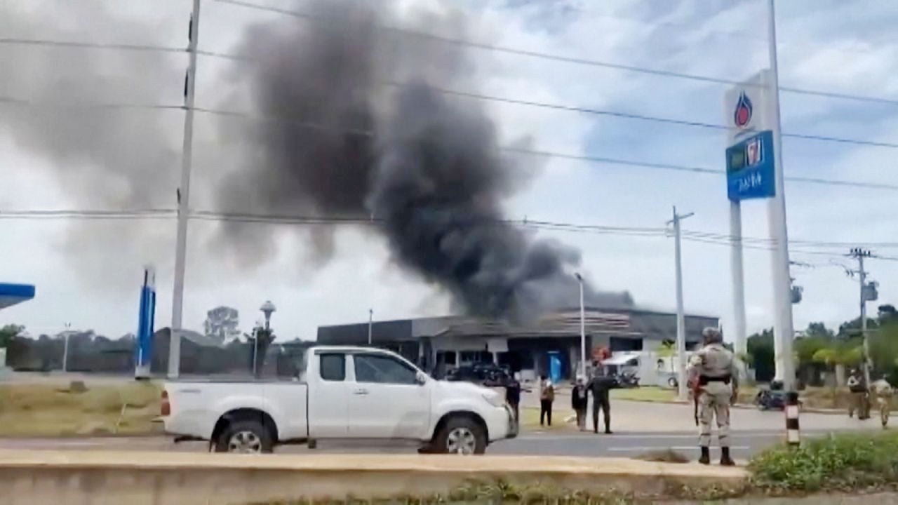 থাইল্যান্ডের বিমান হামলায় সীমান্ত উত্তেজনা তীব্র, যুদ্ধবিরতি হুমকির মুখে
