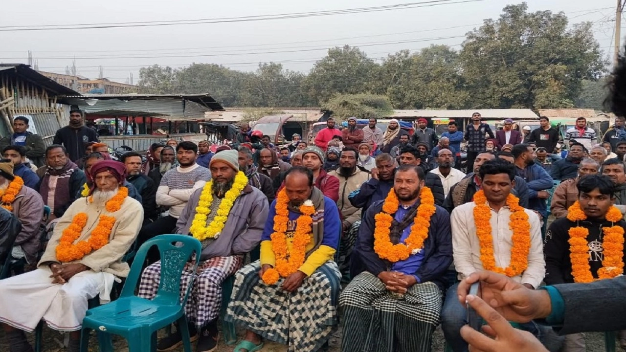 ভোলাহাটে আওয়ামী লীগ ও সহযোগী সংগঠনের প্রায় অর্ধশত নেতাকর্মীর বিএনপিতে যোগদান