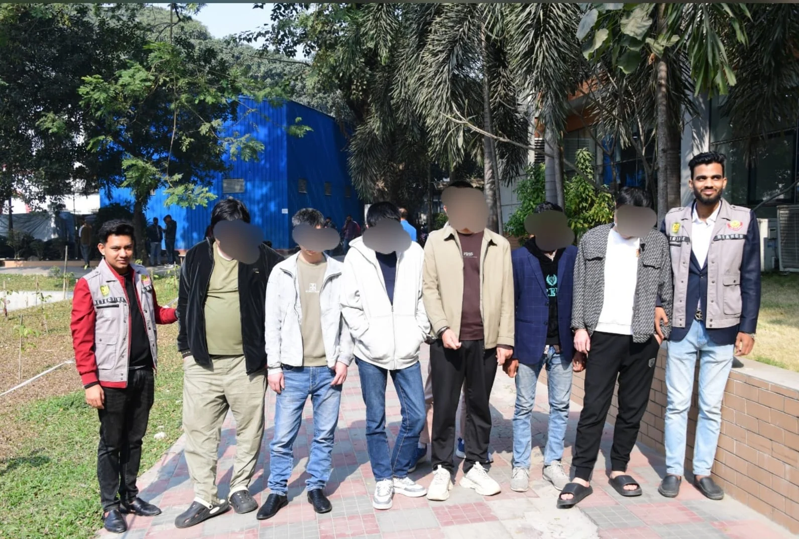 টেলিগ্রামভিত্তিক অনলাইন প্রতারণা চক্রের আট সদস্য গ্রেফতার, বিপুল পরিমাণ সিম ও ভিওআইপি সরঞ্জাম উদ্ধার