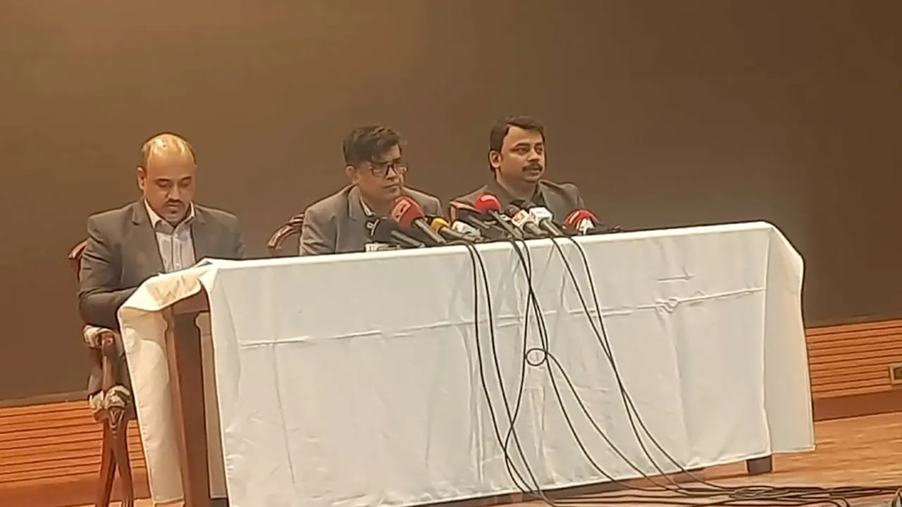 প্রধান উপদেষ্টা ড. মুহাম্মদ ইউনূস নির্বাচনের আগে লুট হওয়া অস্ত্র দ্রুত উদ্ধার করার তাগিদ