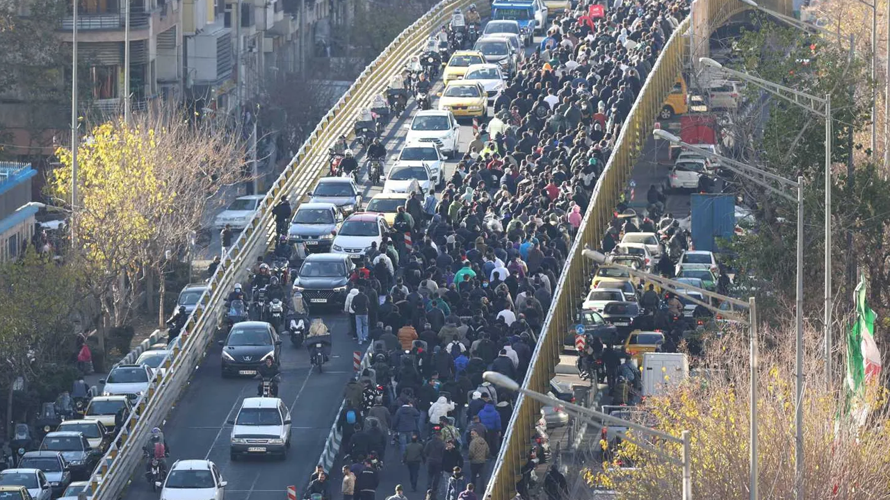 ইরানে মুদ্রার ভয়াবহ পতনের প্রতিবাদে বিক্ষোভে অন্তত ২৫ নিহত