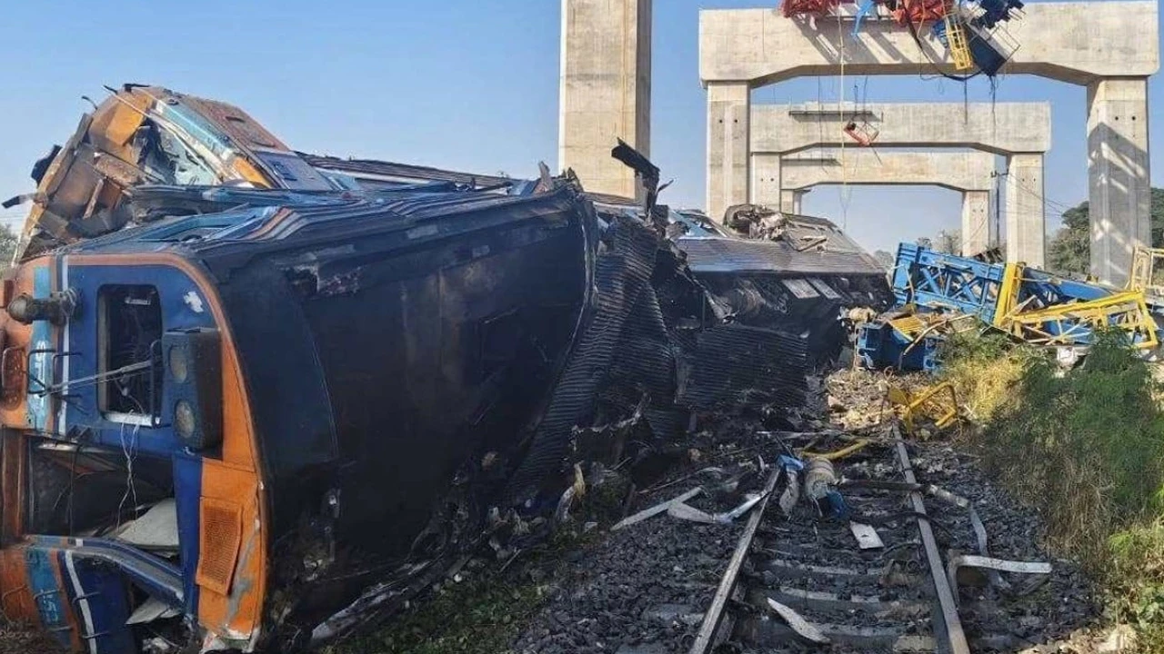 থাইল্যান্ডে রেল দুর্ঘটনায় ২২ নিহত, বহু আহত