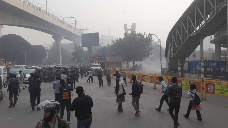 কারওয়ান বাজারে মোবাইল ব্যবসায়ীদের সংঘর্ষ, পুলিশ ছোড়া সাউন্ড গ্রেনেড ও টিয়ার গ্যাস ব্যবহার